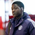 MANCHESTER, ANGLICKO - 4. OKTÓBRA: Kobbie Mainoo z Manchestru United prichádza pred zápasom Premier League medzi Manchestrom United a Sunderlandom na Old Trafford 4. októbra 2025 v Manchestri v Anglicku. (Foto: Ash Donelon/Manchester United cez Getty Images)