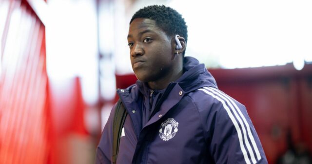 MANCHESTER, ANGLICKO - 4. OKTÓBRA: Kobbie Mainoo z Manchestru United prichádza pred zápasom Premier League medzi Manchestrom United a Sunderlandom na Old Trafford 4. októbra 2025 v Manchestri v Anglicku. (Foto: Ash Donelon/Manchester United cez Getty Images)