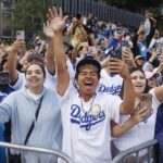 Komentár: Po výhre Dodgers sa pár z LA z veľkej diaľky potýka s až príliš známou debatou