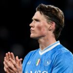 Scott McTominay z Neapola víta fanúšikov po zápase Serie A medzi SSC Neapol a Atalanta BC na štadióne Diega Armanda Maradonu 22. novembra 2025 v talianskom Neapole.