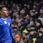 Hráči Chelsea oslavujú proti Barcelone