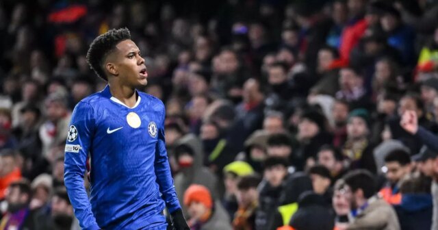 Hráči Chelsea oslavujú proti Barcelone