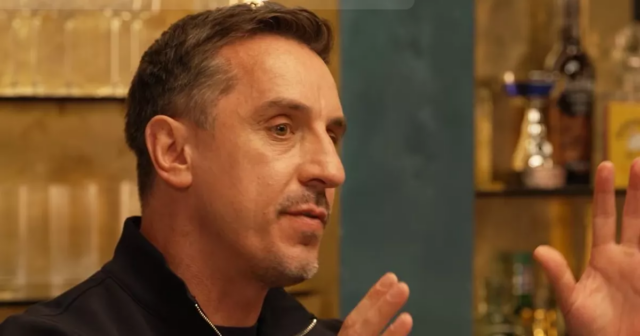 Gary Neville hovorí o presahu.