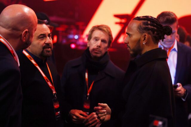 (C) Lewis Hamilton s obsadením a štábom filmu F1 na európskej premiére. Zdroj: Getty