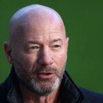 Bývalý hráč a manažér Newcastle United Alan Shearer sa pozerá pred zápasom Premier League medzi Newcastle United a Fulhamom v St James' Park.