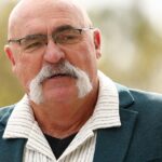 Merv Hughes (na obrázku pred sériou Ashes 2025/26) je austrálsky kultový hrdina známy tým, že odmieta urobiť krok späť, keď je online zneužívaný.