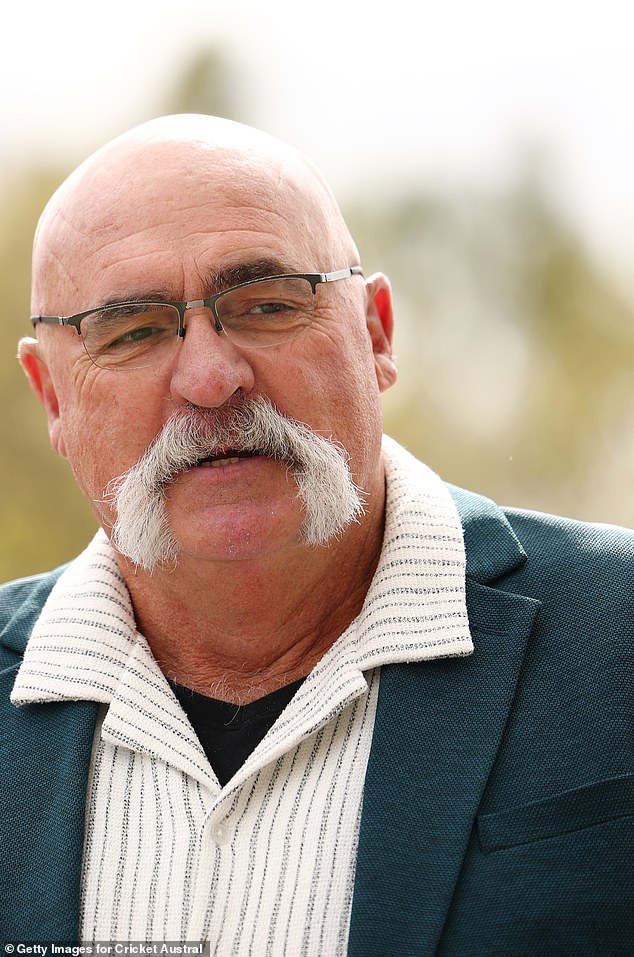 Kriketový kultový hrdina Merv Hughes odhaľuje ohromujúci fakt o strate Merv Hughes (na obrázku pred sériou Ashes 2025/26) je austrálsky kultový hrdina známy tým, že odmieta urobiť krok späť, keď je online zneužívaný.