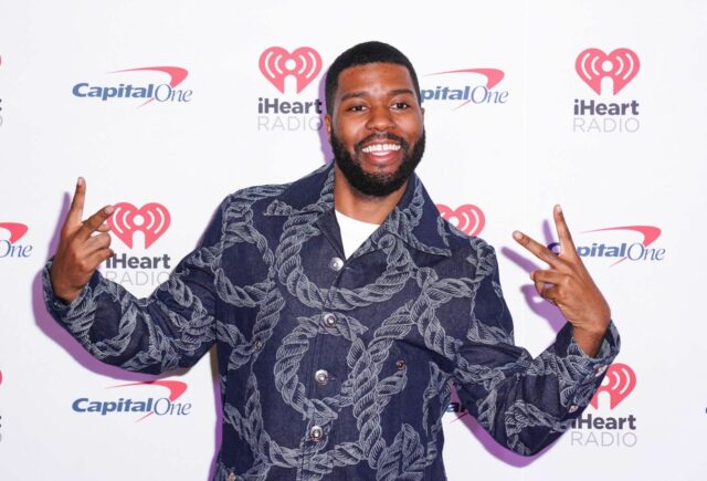 Kto vyradil Khalida? Singer hovorí, že odhalenie, že je gay iHeartRadio 96.1 The Beat's Jingle Ball 2024 uvádza Capital One - Show (zdroj obrázka: Getty)
