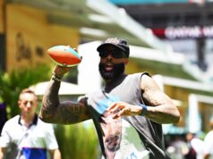 Ktorý tím, ktorý potrebuje WR, by sa mal postarať o hviezdneho voľného hráča, ktorý sa vráti po zákaze na 6 zápasov? logo pochodového šialenstva