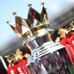 Malo Gusto z Chelsea oslavuje so spoluhráčom Joaom Pedrom po strelení prvého gólu svojho tímu