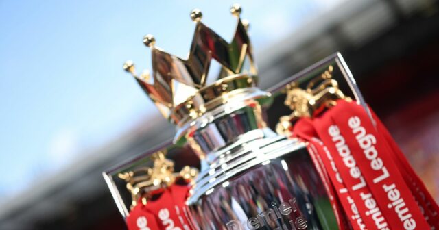 Kultový hrdina Premier League vládne jednému klubu v boji o Malo Gusto z Chelsea oslavuje so spoluhráčom Joaom Pedrom po strelení prvého gólu svojho tímu