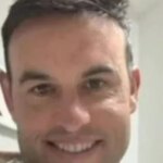 Dočasný hlavný tréner Landon Donovan zo San Diego Wave FC sleduje druhý polčas proti Angel City FC