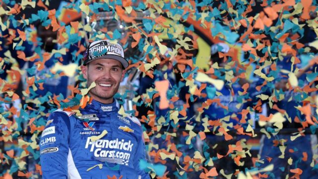 Kyle Larson vyhral šampionát NASCAR v OT pred Dennym Hamlinom
