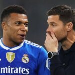 Kylian Mbappe sa rozpráva s Xabi Alonsom počas víťazstva Realu Madrid v Lige majstrov nad Olympiacos