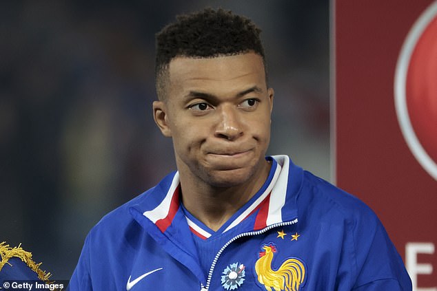 Kylian Mbappe je nútený OPUSTIŤ francúzsky kemp pre pretrvávajúce zranenie Kylian Mbappe predčasne opustil medzinárodné pôsobenie vo Francúzsku pre pretrvávajúce zranenie členka