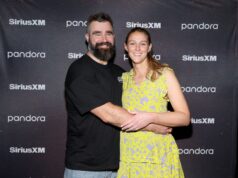 Kylie Kelce žartuje o fanúšikoch smädných po fotke vrtuľníka manžela Jasona Jason a Kylie na premiére dokumentu Kelce (obrázok cez Cooper Neill/Getty Images)