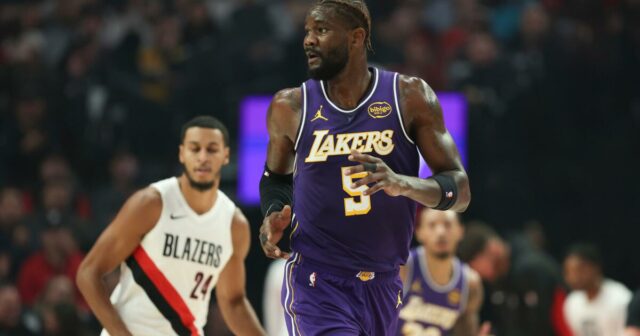 Lakers center Deandre Ayton vynechá dnešný zápas proti Clippers
