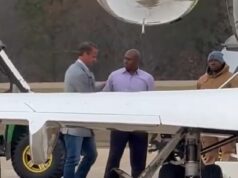 Lane Kiffin BOODE z mesta zúrivými fanúšikmi Ole Miss na letisku, keď nastupuje do lietadla do LSU po presune za 90 miliónov dolárov Lane Kiffin (vľavo) bol videný opúšťať SUV so šoférom a kráčať po asfaltovej ploche k svojmu čakajúcemu lietadlu, zatiaľ čo stovky jeho bývalých priaznivcov ponúkali zborové bučanie a nadávky.