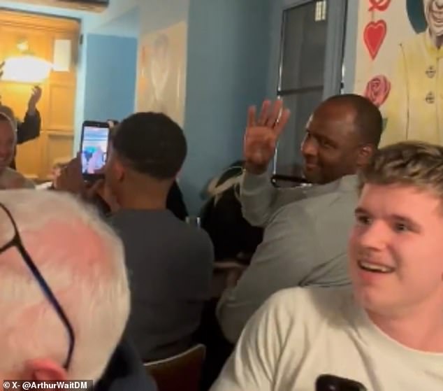 Legenda Arsenalu a bývalý šéf Crystal Palace Patrick Vieira sa Patrick Viera sa pripojil k fanúšikom Crystal Palace v krčme pred zápasom Eagles so Štrasburgom