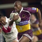 Legenda Brisbane Broncos Lote Tuqiri (na obrázku) tvrdí, že nové logo Brisbane Broncos vyzerá „ako šachová figúrka“