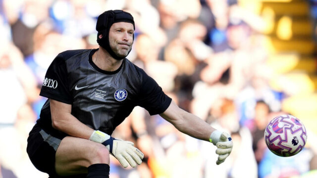 Legenda Chelsea Čech cíti, že Arsenal „má šancu“ prekonať „šialený“ rekord Blues
