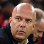Arne Slot počas zápasu Liverpoolu