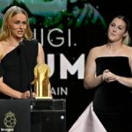 Mary Earps (vpravo) povedala, že „zlé správanie“ Hannah Hampton bolo odmenené v jej novej autobiografii. Na snímke ako jej rivalka z levíc vyhráva Women's Yashin Trophy