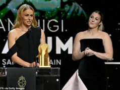 Legenda levíc Mary Earpsová výbušne tvrdí o „zlom správaní“ Hannah Hamptonovej a preferenčnom zaobchádzaní Sariny Wiegmanovej s konkurenčnou brankárkou, keď zdvihla kryt pri svojom dramatickom odchode pred Eurom. Mary Earps (vpravo) povedala, že „zlé správanie“ Hannah Hampton bolo odmenené v jej novej autobiografii. Na snímke ako jej rivalka z levíc vyhráva Women's Yashin Trophy