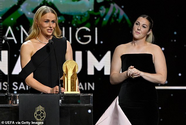 Legenda levíc Mary Earpsová výbušne tvrdí o „zlom správaní“ Hannah Mary Earps (vpravo) povedala, že „zlé správanie“ Hannah Hampton bolo odmenené v jej novej autobiografii. Na snímke ako jej rivalka z levíc vyhráva Women's Yashin Trophy