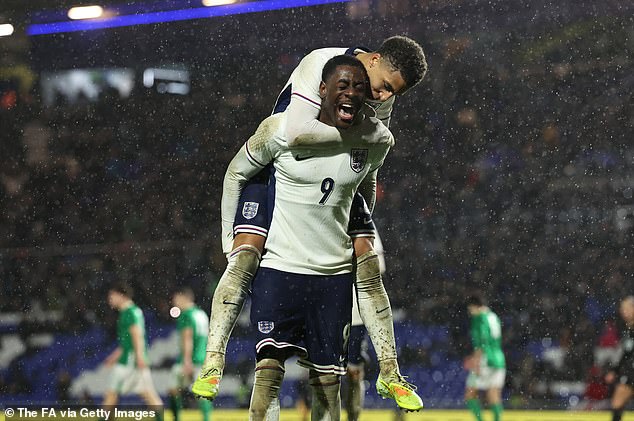 Lewis Hall hrá na Svetovom pohári s Thomasom Tuchelom, Spurs Divin Mubama strelil jednu penaltu a druhú minul, pretože Anglickí hráči do 21 rokov Lee Carsleyho si udržali perfektný štart do kvalifikácie na Euro 2027