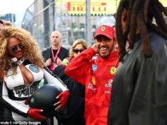 Lewis Hamilton berie Beyonce na horúce kolo na Veľkej cene Las Vegas, keď F1 WAG a Brooks Nader omráčia Lewis Hamilton sa pred štartom Veľkej ceny Las Vegas rozpráva s Beyonce a Jay-Z