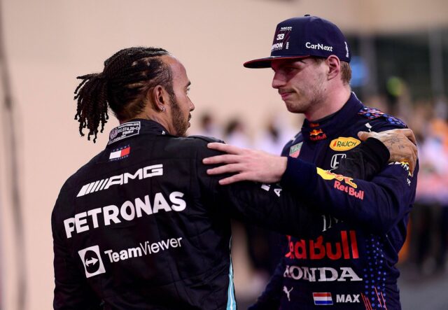 Lewis Hamilton z Veľkej Británie na (44) Scuderia Ferrari SF-25 a Max Verstappen z Holandska na (1) Oracle Red Bull Racing RB21 bojujú o umiestnenie na trati počas Veľkej ceny Mexika F1 na Autodromo Hermanos Rodriguez - Zdroj: Getty