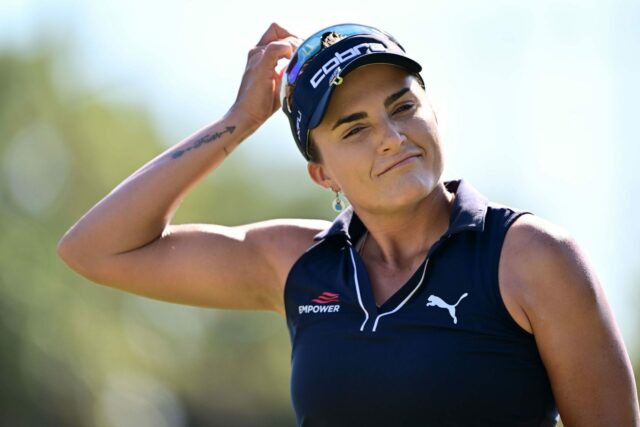 Lexi Thompson si oblieka čierne tielko a pózuje na zrkadlovom Stále prevzaté z Thompsonovho príbehu Instagramu (Image Credit: Instagram @lexi)