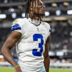 Cowboys posadili George Pickensa na prvú jazdu po tom, čo zmeškali tímový autobus na zápas