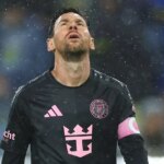 BARCELONA, ŠPANIELSKO - 10. AUGUSTA: Prezident FC Barcelona Joan Laporta sa pozerá počas zápasu Joan Gamper Trophy medzi FC Barcelona a Como1907 na Estadi Johan Cruyff 10. augusta 2025 v Barcelone v Španielsku. (Foto: Eric Alonso/Getty Images)