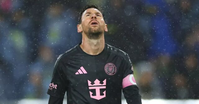 Lionel Messi nádeje zničil prezident Barcelony brutálnou dvojslovnou odpoveďou BARCELONA, ŠPANIELSKO - 10. AUGUSTA: Prezident FC Barcelona Joan Laporta sa pozerá počas zápasu Joan Gamper Trophy medzi FC Barcelona a Como1907 na Estadi Johan Cruyff 10. augusta 2025 v Barcelone v Španielsku. (Foto: Eric Alonso/Getty Images)