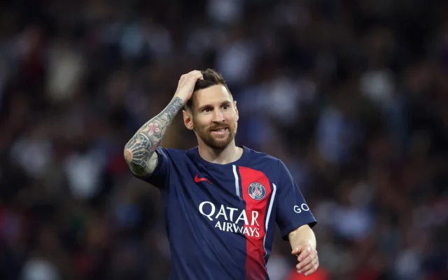 Lionel Messi zmierňuje kritiku PSG
