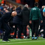 Arne Slot sa pozeral na trávnik, akoby dúfal, že ho pohltí ďalšiu pochmúrnu noc