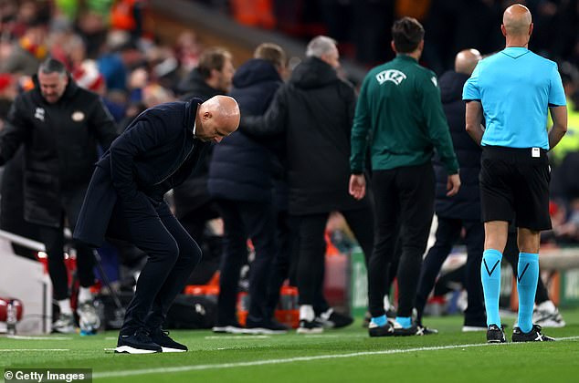 Liverpool 1-4 PSV: Hororová šou na Anfielde uvrhla Arna Slota Arne Slot sa pozeral na trávnik, akoby dúfal, že ho pohltí ďalšiu pochmúrnu noc