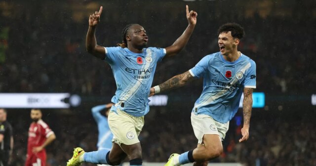 Liverpool OPÄŤ pošmykol, keď Jeremy Doku inšpiroval Man City k Jeremy Doku oslavuje po strelení gólu proti Liverpoolu