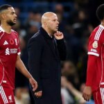 LIVERPOOL, ANGLICKO – 27. APRÍLA: (VONKA SLNKO, V NEDEĽU SLNKO) Bývalý hráč Liverpoolu a TV Pundit Robbie Fowler sa pozerá na prezentáciu pred zápasom Premier League medzi Liverpool FC a Tottenham Hotspur FC na Anfielde 27. apríla 2025 v Liverpoole v Anglicku. (Foto Liverpool FC/Liverpool FC cez Getty Images)