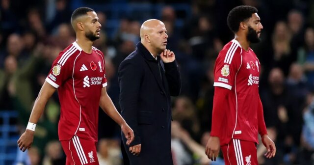 LIVERPOOL, ANGLICKO – 27. APRÍLA: (VONKA SLNKO, V NEDEĽU SLNKO) Bývalý hráč Liverpoolu a TV Pundit Robbie Fowler sa pozerá na prezentáciu pred zápasom Premier League medzi Liverpool FC a Tottenham Hotspur FC na Anfielde 27. apríla 2025 v Liverpoole v Anglicku. (Foto Liverpool FC/Liverpool FC cez Getty Images)