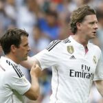 Steve McManaman (R) a Michael Owen z Realu Madrid Leyendas si podávajú ruky počas charitatívneho zápasu Corazon Classic medzi Real Madrid Leyendas a Liverpool Legends na Estadio Santiago Bernabeu 14. júna 2015