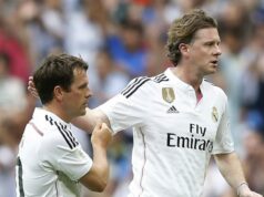 „Liverpool mi nenechal inú možnosť, ako sa pripojiť k Realu Madrid – ich činy boli hrozné“ Steve McManaman (R) a Michael Owen z Realu Madrid Leyendas si podávajú ruky počas charitatívneho zápasu Corazon Classic medzi Real Madrid Leyendas a Liverpool Legends na Estadio Santiago Bernabeu 14. júna 2015