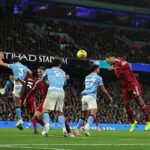 Virgil van Dijk (vpravo) videl vylúčenie tejto hlavičky z prvého polčasu počas prehry Liverpoolu s Man City