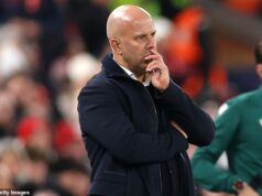 Liverpool si myslel, že Arne Slot buduje novú dynastiu – čoskoro bude v lehátku, ak nedokáže napraviť tento neporiadok, ale zachová si poker face – verdikt IANA LADYMANA z kritickej tlačovej konferencie Arne Slot je v zúfalých časoch, ale to by ste z jeho správania na tlačovej konferencii neuhádli