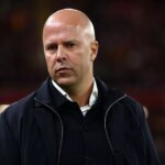 Arne Slot sa pozerá z postrannej čiary