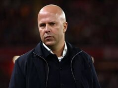 Liverpool v novom prestupovom boji s Chelsea ako „odvetná misia“ spustený Arne Slot sa pozerá z postrannej čiary