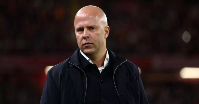 Arne Slot sa pozerá z postrannej čiary