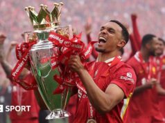 Liverpool vs Real Madrid: Ukáže Trent Alexander-Arnold, čo Reds po návrate chýba? Trent Alexander-Arnold lifts the Premier League trophy on his final Liverpool appearance at Anfield.